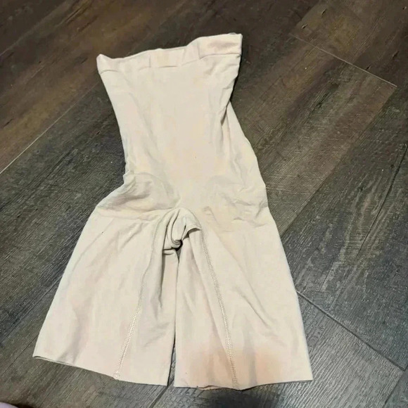 NWOT SPANX  Higher Power Short - S - Picture 5 of 7